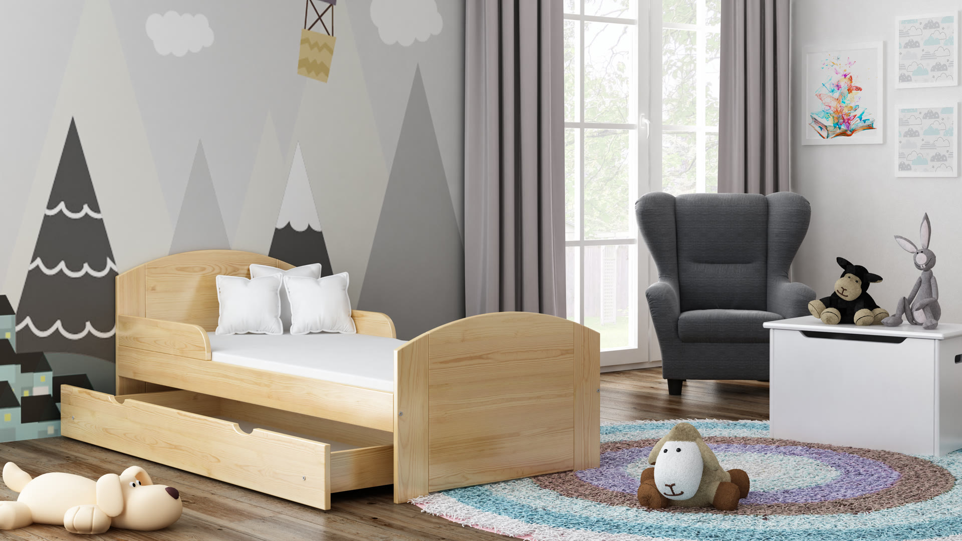 Łóżko dziecięce z drewna sosnowego w małym pokoju, ustawione blisko ściany - przykład realnej aranżacji